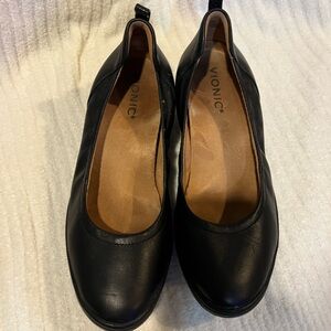 Vionic Black Flats with Comfort and Style size 8